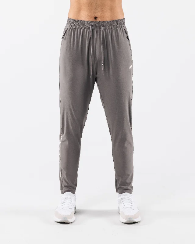 Flash sale: Men’s clothing essentials at irresistible prices! Swift Training Pant - Dusty Concrete Flash sale: Men’s clothing essentials at irresistible prices! Swift Training Pant - Dusty Concrete