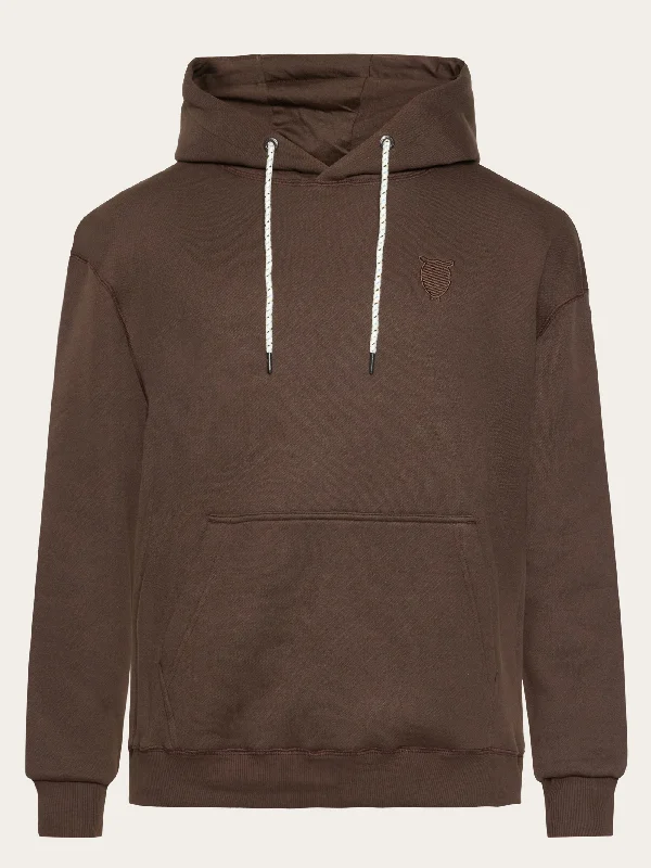 Clearance sale – shop men's clothing at discounted prices! Loose fit hood kangaroo pocket sweat with embroidery at chest - Demitasse (brown) Clearance sale – shop men's clothing at discounted prices! Loose fit hood kangaroo pocket sweat with embroidery at chest - Demitasse (brown)